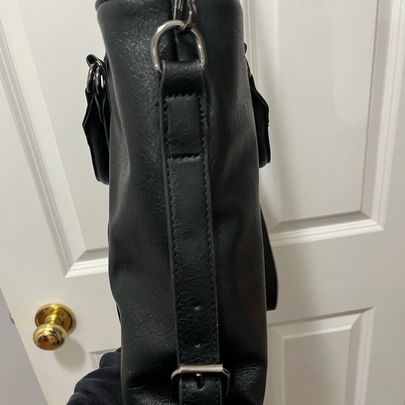 - fits a 16” laptop/ iPad/ books/ planners/ headphones. High quality PU leather. - Picture 4 of 6